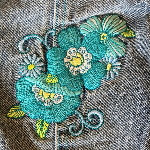 Levi’s Denim Jacket with flower details - Picture 2 of 6